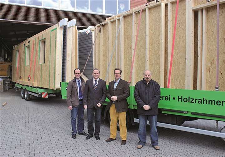 Handwerkskunst und modernste Fertigungstechnologie Niederdürenbachs Ortsbürgermeister August Henn, Geschäftsführer Ralf Henk, Bürgermeister Johannes Bell und Wirtschaftsförderer Peter Engels beim Besuch des Unternehmens Holzbau Dahm in Niederdürenbach. VG Brohltal