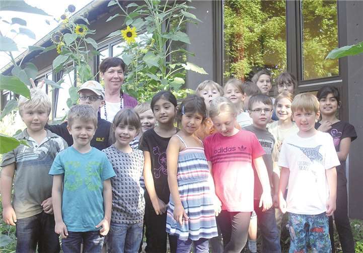 Niederfell. Die Grundschule Niederfell hat in ihrem Schulgarten einen tollen Rekord erzielt: Die im Frühjahr gesetzten Sonnenblumenkerne wuchsen derart hoch, dass man nur staunen konnte. Die Höhe der gemessenen Sonnenblume erreichte 2,79 Meter und überstieg sogar das angrenzende Schuldach. Dieser großartige Erfolg musste natürlich mitsamt Schülern auf dem Foto festgehalten werden.privat