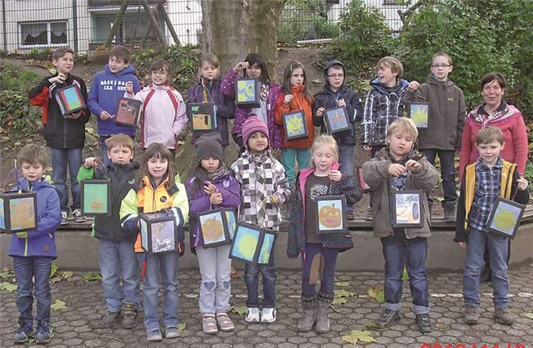 Niederfell. Stolz zeigen die Schülerinnen und Schüler der Grundschule Niederfell ihre selbst gebastelten Laternen. Die Motive für die vier „Fensterchen“ konnten sie selbst aussuchen. Mit viel Kreativität und Eifer entstanden so 17 verschiedene Laternen. Es kamen Bilder von „Fara und Fu“, „Tinto“ oder Sonne, Mond und Sterne beziehungsweise die Martinsgans oder Sankt Martin selbst zum Vorschein.privat