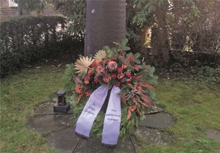 Niedergelegter Kranz am Ehrendenkmal zu Oedingen. privat