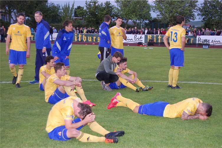 Niedergeschlagenheit pur: Die Spieler der SpVgg Burgbrohl können es nicht fassen.