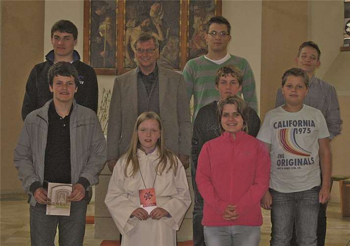 Niederheckenbach. In einer feierlichen Messe wurde in der Pfarrkiche St. Pankratius in Niederheckenbach Laura Marienfeld als neue Messdienerin in ihren Dienst am Altar eingeführt. Pfarrer Volker Dupont bedankte sich für Ihre Bereitschaft diesen Dienst zusammen mit den „alten“ Messdienern wahrzunehmen. Dies sind Lukas und Matthias Hupperich, Lars und Lennart Marienfeld sowie Melina und Marius Witt. Gleichzeitig wurde Vincent Müller als Messdiener verabschiedet.privat