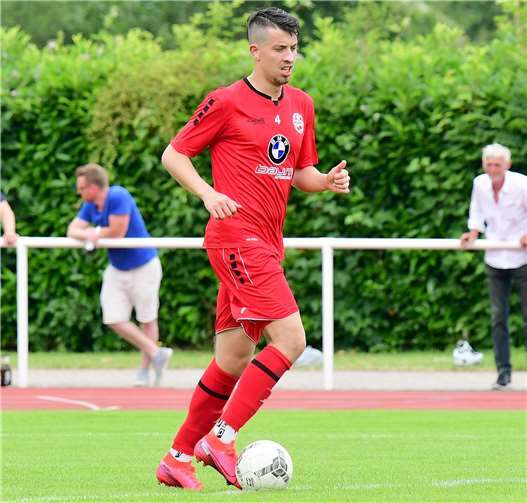 Niederlage für Innenverteidiger Alexandros Liontos und den ABC beim Testspiel gegen den Oberligisten BC Viktoria Glesch/Pfaffendorf. Foto: Archiv Ahrweiler BC/Wolfgang Schade