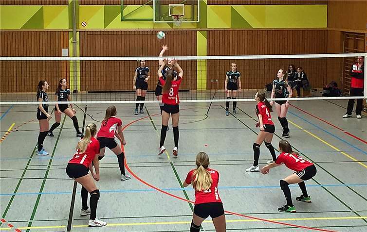 Niederlagen gegen Bad Ems und Kesselheim musste die junge Dieblicher Nachwuchsmannschaft (rote Trikots) hinnehmen. Foto: Jürgen Jung