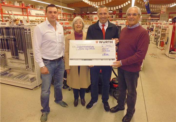 Niederlassungsspezialist: Konrad Schwitalla und Niederlassungsverkäufer: Konstantin Groß überreichten am 13.11.2015 die Spende an Frau Diehl und Herr Diehl, 1. Vorsitzender. privat