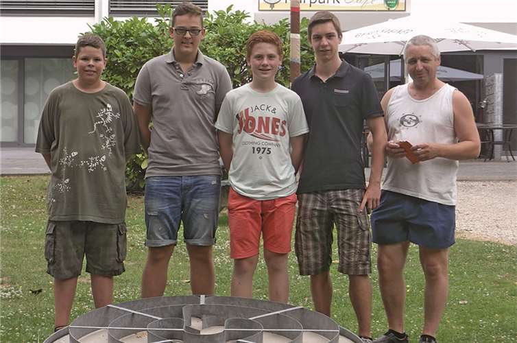 Niederlützingen. Die Schüler der Niederlützinger Schützen unternahmen mit ihren Betreuern einen kleinen Ausflug nach Bad Breisig. Bei einer Runde Minigolf hatten die Jugendlichen sehr viel Spaß und verbrachten einen unterhaltsamen gemeinsamen Feriennachmittag.Zum Abschluss hatte der Bezirksschülerprinz Jonas Reuter noch zu einem Eis eingeladen, was bei den Kids natürlich sehr gut ankam. privat