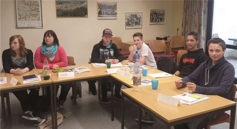 Niederwerther JRKler hören aufmerksam zu.