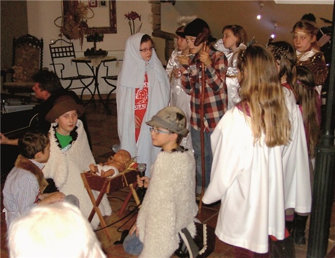 Niederzissener Kinder führten für die Senioren der Villa Romantica eine Krippengeschichte auf. Dabei wurden sie von den Zessner (B)Engel musikalisch unterstützt. privat