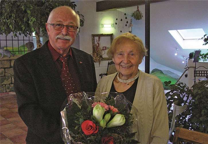Niederzissens Ortsbürgermeister Richard Keuler gratuliert „Lehmanns Jula“ zum 95. Geburtstag und wünscht ihr alles Gute, vor allem eine gute Gesundheit für die nächsten Lebensjahre.  Privat