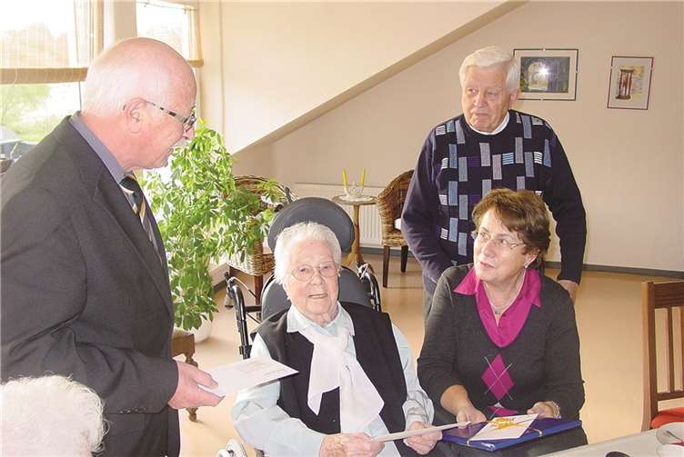 Niederzissens Ortsbürgermeister Richard Keuler wünscht Christine Müller im Beisein ihrer Nichte Helga Schneider und dessen Ehemann alles Gute, vor allem eine gute Gesundheit im neuen Lebensjahrzehnt an.privat