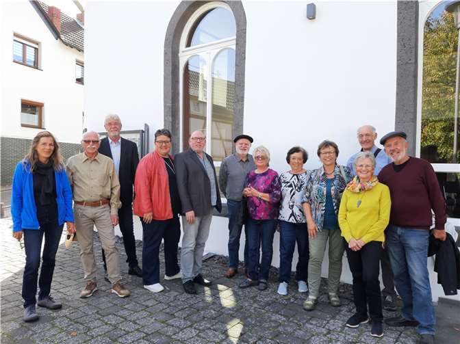 Niederzissens Ortsbürgermeister Rolf Hans (dritter von links) begrüßte die Besuchergruppe aus Guldental mit Ortsbürgermeisterin Elke Demele (Bildmitte) vor der ehem. Synagoge.  Foto: Gisela Reichrath