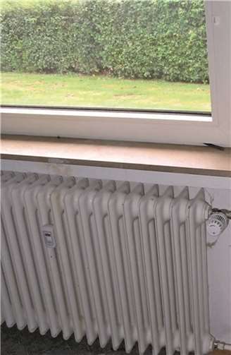 Niedrige Heiztemperaturen, wie sie bei modernen Brennwertkesseln üblich sind, erfordern große Heizflächen. Oft reichen aber solche alten Heizkörper aus, denn sie wurden meist zu groß dimensioniert.B. Andre.