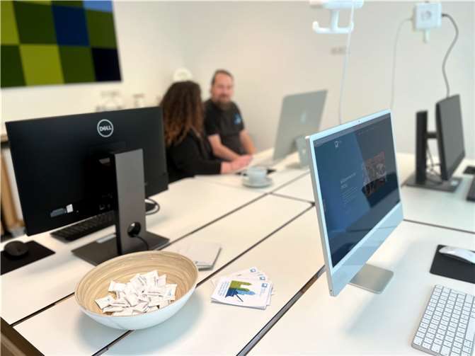 Niedrigschwellig und auf Augenhöhe: An vier Tagen in der Woche kann man im PIKSL Labor Andernach Unterstützung beim Umgang mit digitalen Endgeräten erhalten. Foto: Jannik Junglas