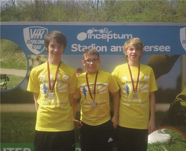 Niels Hauröder, Joshua Bender und Lukas Rollmann liefen gemeinsam 38 Runden beim 24-Stunden-Lauf in Iserlohn.privat