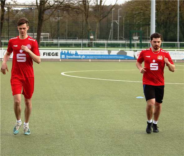 Niels von Sanden und Julius Pauly beim Shuttle-Run-Test. Foto: Martin Brand