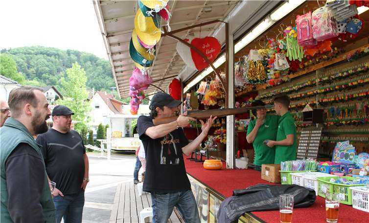 „Fachbacher Schnibbelbohnen“ feierten mit ihren Gästen eine tolle Kirmes :Nieverner Schützen zeigten an der Schießbude ihr Können.