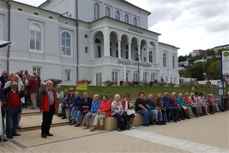 Nieverner Senioren vor dem mondänen alten Bad Schwalbacher Kurhaus. Ortsgemeinde Nievern