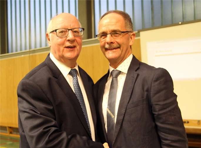 Nieverns neuer Orts-Chef heißt Lutz Zaun (r.): zu den ersten Gratulanten gehörte der noch amtierende Ortsbürgermeister Franz Lehmler. Willi Willig