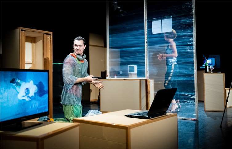 Nik glaubt an eine Verschwörung. Foto: Benjamin Westhof