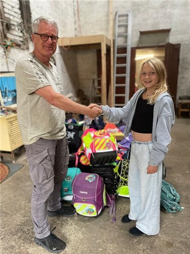 Nika Lennarz übergab dem Verein „Bon Secours Kamerun e.V.“ die Schulranzen. Foto: privat