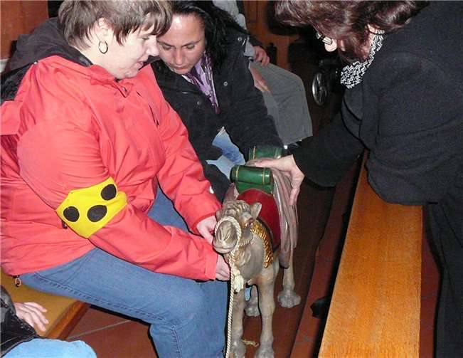 Niki Bonifer (li), Andrea Binder (Mi.) und Petra Gies-Moskopp beim Ertasten der Krippenfiguren.Privat