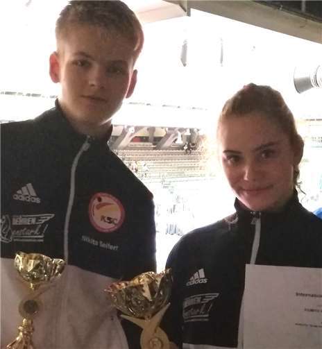 Nikita Seifert und Samira Mujezinovic vom KSC Karate-Team starten der Weltmeisterschaft. Foto: privat