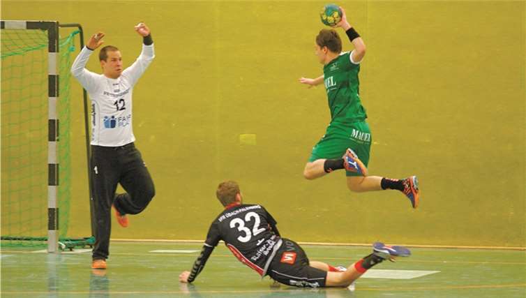 Niklas Adolph im Sprung kurz vor dem Torabschluss.Privat