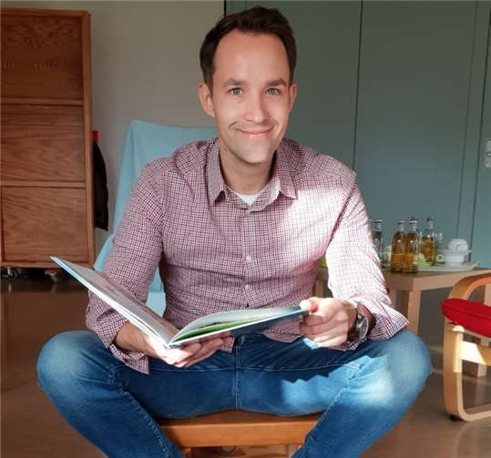 Niklas Aker hat nicht nur vorgelesen, sondern musizierte auch auf der Gitarre.