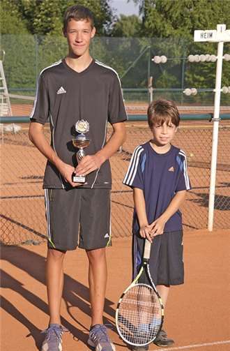 Niklas Dehren mit dem nächsten Kreismeistertitel für den TC Dohr zusammen mit Tim Gilberg, der in Treis erste Turniererfahrungen sammelte.  Privat