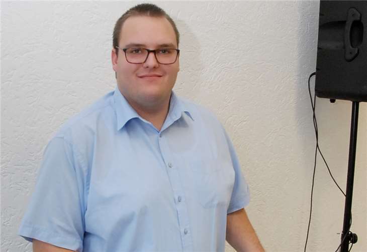 Niklas Gebauer sorgte mit harmonischer Hintergrundmusikfür eine gute Atmosphäre im Dorfgemeinschaftshaus.