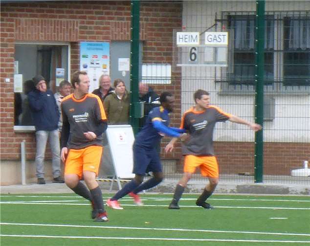 Niklas Genn und Oliver Fuhrmann gegen den vierfachen Torschützen Haileab. Foto: privat