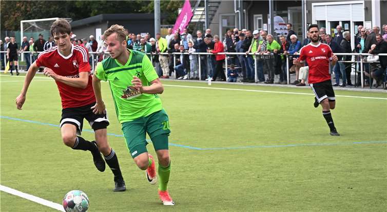 Niklas Heinemann (am Ball) lieferte gegen den SV Windhagen (links Sebastian Alt) eine starke Vorstellung ab.
