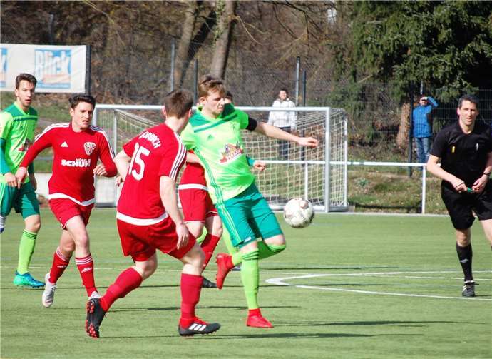 Marcel Berg: Es liegt nur an uns selbst Niklas Heinemann (am Ball) wird in der Saison 2019/2020 im Mittelfeld der SG Eintracht Mendig/Bell weiterhin die Fäden ziehen.