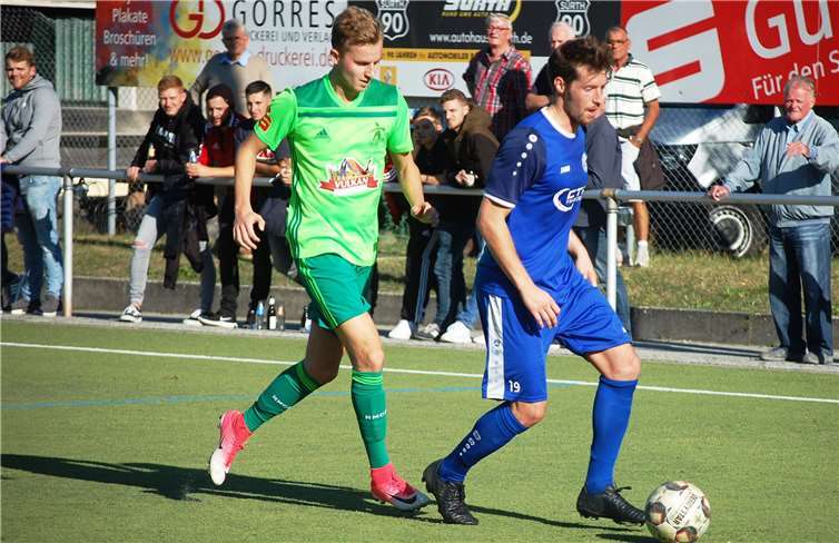 Niklas Heinemann, der in dieser Szene den Mehringer Jon Becker verfolgt, hat dem Spiel der SG Eintracht Mendig/Bell auch bei der SG Ellscheid viel Stabilität verliehen.