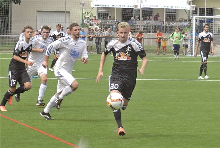 Niklas Heinemann im Spiel gegen Schweich, links im Bild der Torschütze zum 1:1, Milan Rawert. privat