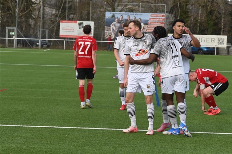 Niklas Heinemann (links) und Jason Weber (rechts) freuen sich über den Treffer von Brice Braquin zum zwischenzeitlichen 3:0. 