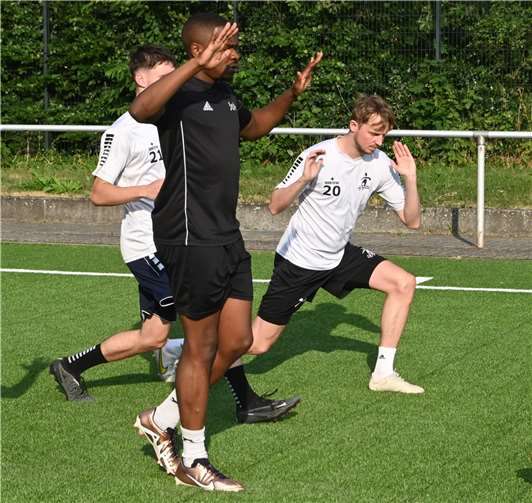 Niklas Heinemann (re.) führte gegen die SG Viertäler Oberwesel wieder mal glänzend Regie. Joachim Akwapay (vorn) wird nach seiner Schulterverletzung noch einige Zeit fehlen.  Foto: SK