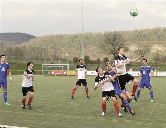 Niklas Heinemann und Thomas Nürnberg im Kampf um den Ball. privat