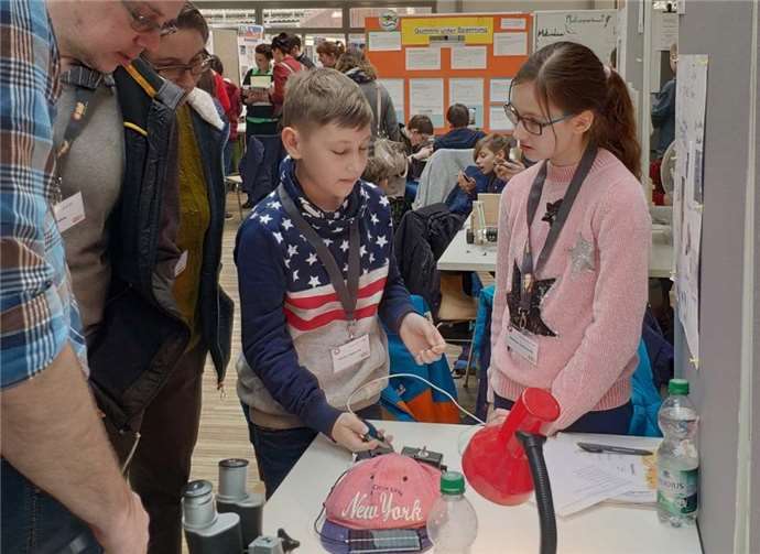 Niklas Huppertz und Mariann Gumprecht erklären fachkundig ihre pfiffige Alternative zur herkömmlichen Powerbank.