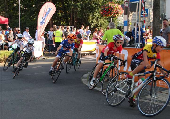 Niklas Klemmt bringt sich für den Zielsprint in Position.
