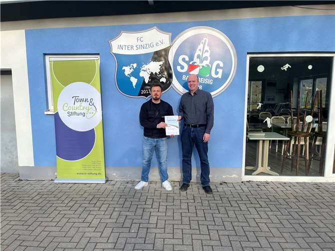 Niklas Mohr-Rausch (links) nahm die Urkunde von Stiftungsbotschafter Philipp Deutsch entgegen. Das 1.111 Euro-Preisgeld fließt vor allem in die Infrastruktur des Vereins, der durch die Ahr-Flut 2021 betroffen war.  Foto: Philipp Mohr