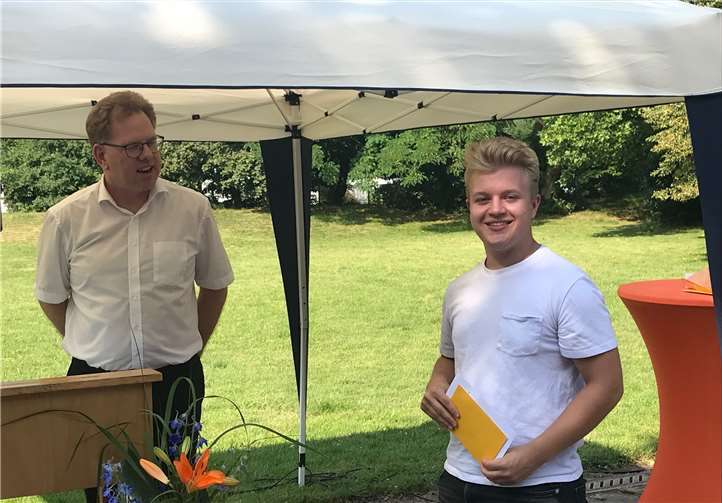 Niklas Müller (10a) erhält den Sozialpreis der Ministerin Dr. Stefanie Hubig für sein langjähriges Engagement für die Schulgemeinschaft.