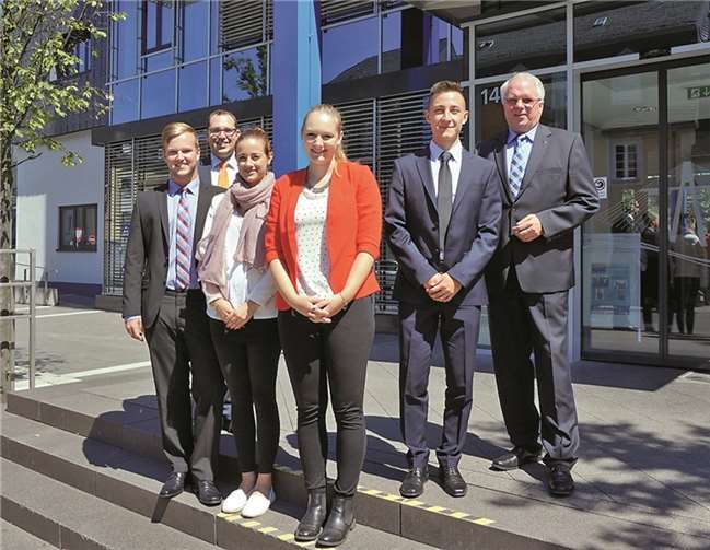 Niklas Rohrmann, Ausbildungsleiter Stefan Wölwer, Kira Hardt, Alina Meinke, Vitalij Krugel und Vorstandssprecher Franz-Jürgen Lacher (v.li.). privat