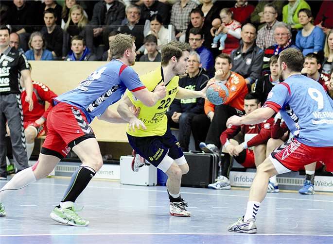 Niklas Schwenzer (am Ball, hier im Spiel beim TV Hüttenberg) traut seiner Mannschaft, der TSG Ludwigshafen-Friesenheim sogar den Sprung in die Erste Liga zu. RW