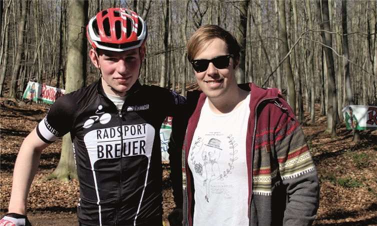 Niklas Weiß (links) vom Team Radsport-Breuer mit seinem Trainer Christopher Görgen. privat