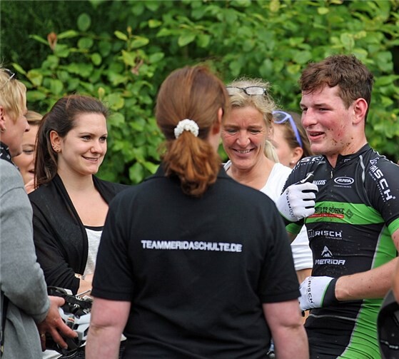 Niklas Weiß (mitte), RC Herschbroich/Team Merida-Schulte und sein Fanclub nach der Zielankunft privat