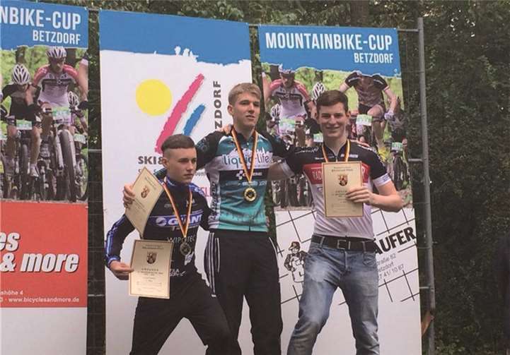 Niklas Weiß vom Team Radsport Breuer/RC Herschbroich bei der Siegerehrung (re.).privat
