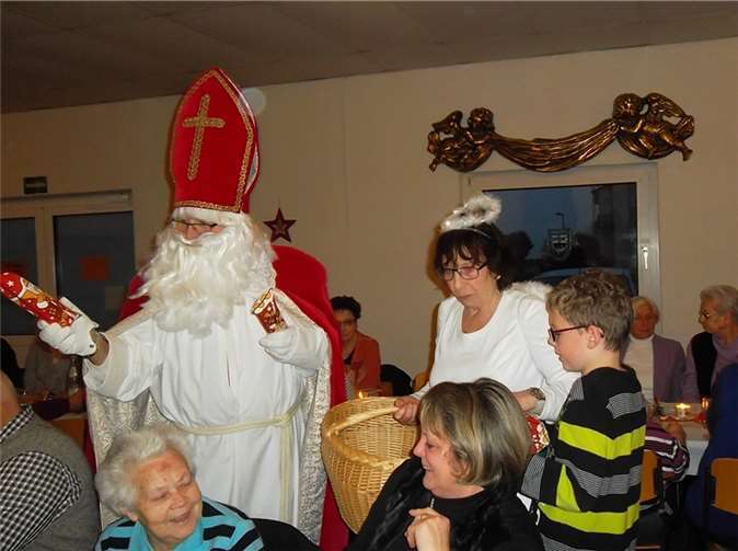 Niklaus und Engel Maria beim Verteilen des Weihnachtsgeschenkes.