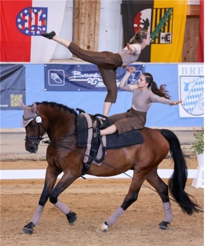 Nikola Becker und Annouschka Konitzer belegten auf der Deutschen Meisterschaft in München Rang 11 sowie am Deutschen Voltigierpokal in Aachen Platz 5.  Foto: Andreas Danner