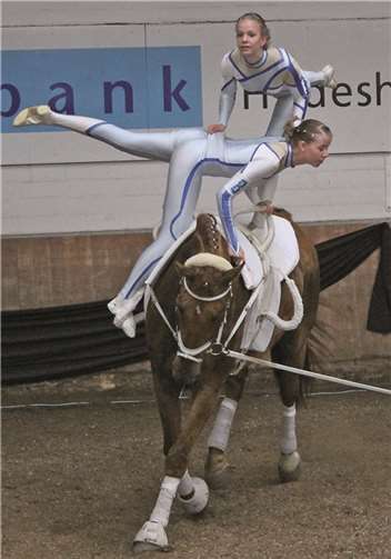 Nikola Becker und Julia Jäger turnten bei der Deutschen Meisterschaft für den RVK auf Pferd „Earl of Derby“.